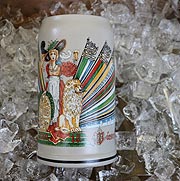 Die Bavaria mit Löwn und Schild ziert den Wirtekrug 2019 auf dem Oktoberfest von Künstler Maximilian Fliessbach gestalteten "Festkrug der Wiesn-Wirte" (©Foto: Martin Schmitz)
